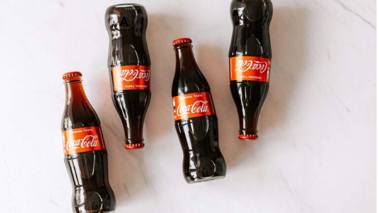 Η αλήθεια για την Coca-Cola και την κοκαΐνη: τι ίσχυε πραγματικά τα πρώτα χρόνια κυκλοφορίας